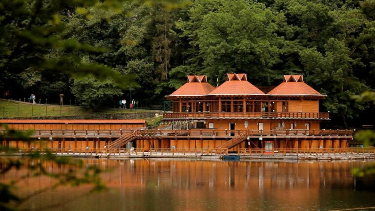 LACUL URSU ... măreț de 146 de ani!