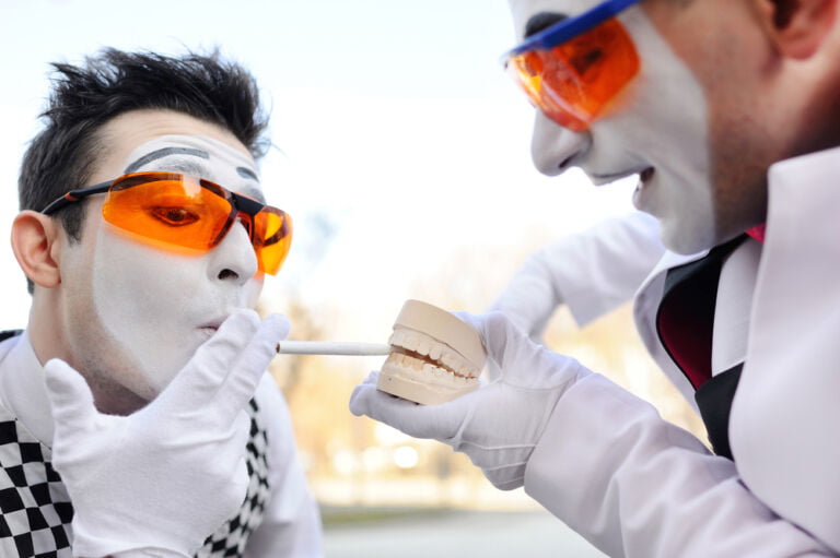 Implantul dentar și fumatul. Ce riști dacă fumezi? Implantul dentar și fumatul. Ce riști dacă fumezi?