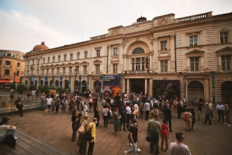 Record de vizitatori la Pavilionul de Artă București – Art Safari, în ultimele 3 zile Record de vizitatori la Pavilionul de Artă București – Art Safari, în ultimele 3 zile