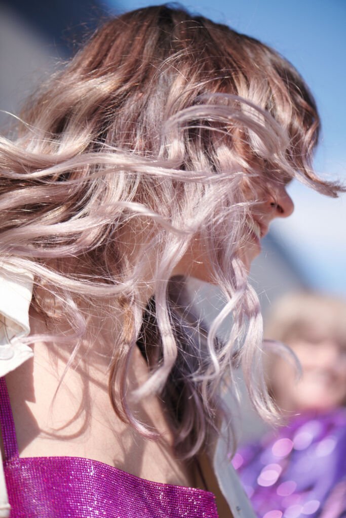 Blond strălucitor zi de zi Blond strălucitor zi de zi