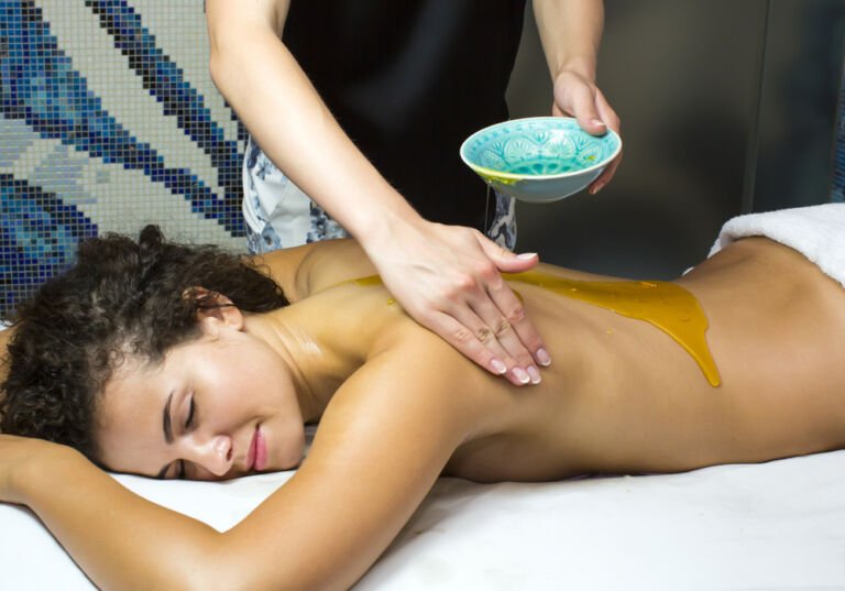 Descoperă cel mai dulce răsfăț: masajul cu miere! Descoperă cel mai dulce răsfăț: masajul cu miere!