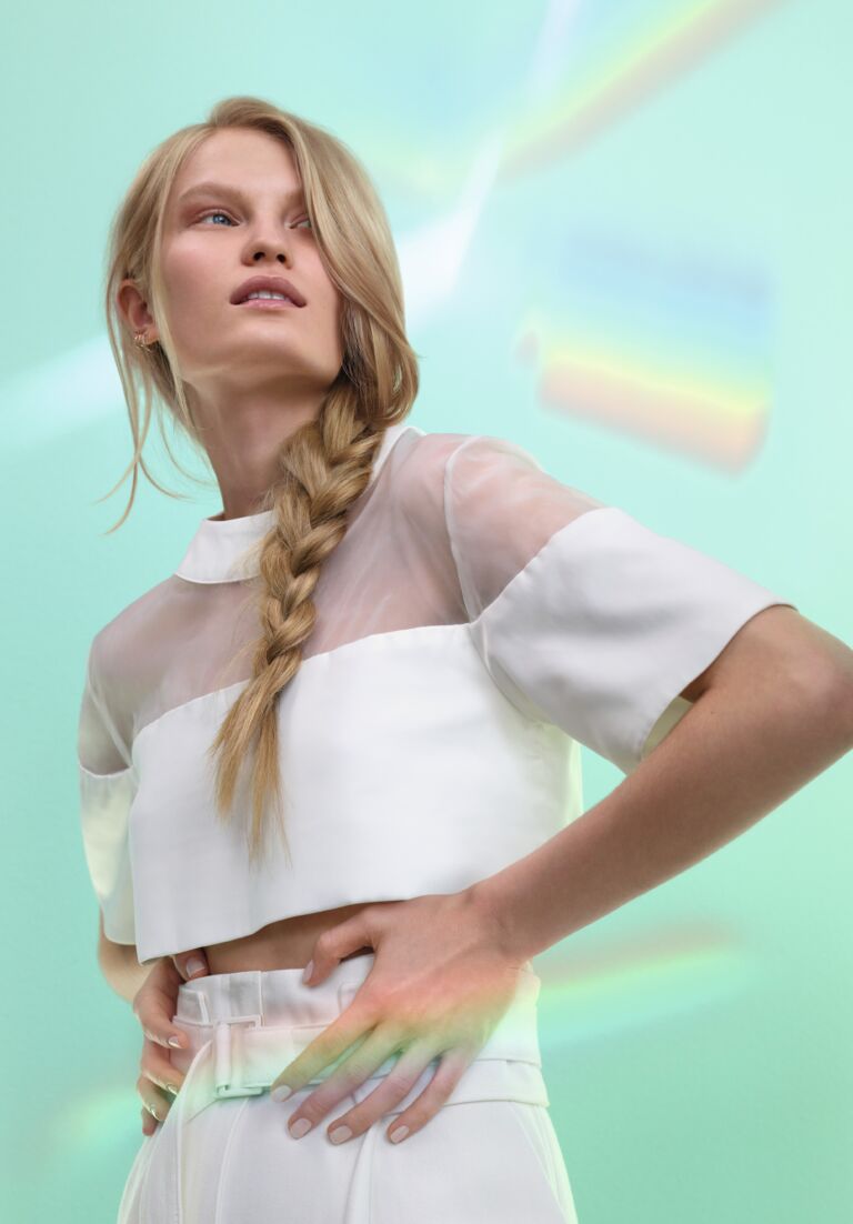 Caniculă, vânt, soare, sare și clor – cum să ai grijă de părul tău în august? Caniculă, vânt, soare, sare și clor – cum să ai grijă de părul tău în august?