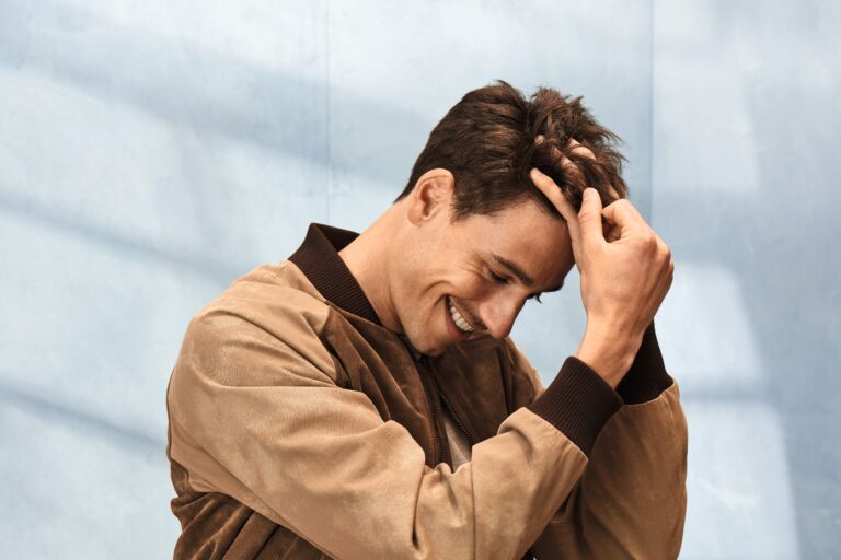 Căderea părului în rândul adolescenților: de ce apare și ce facem în acest sens?