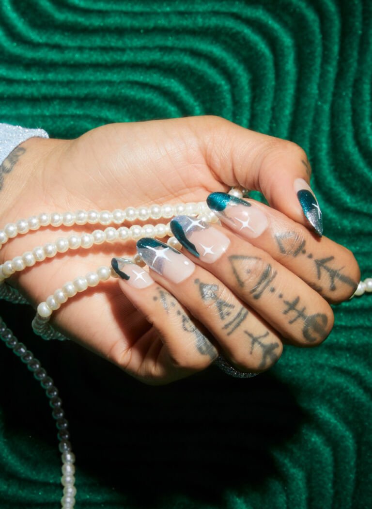 Sărbătorile prind culoare și spun povești cu noua colecție OPI Jewel Be Bold Sărbătorile prind culoare și spun povești cu noua colecție OPI Jewel Be Bold