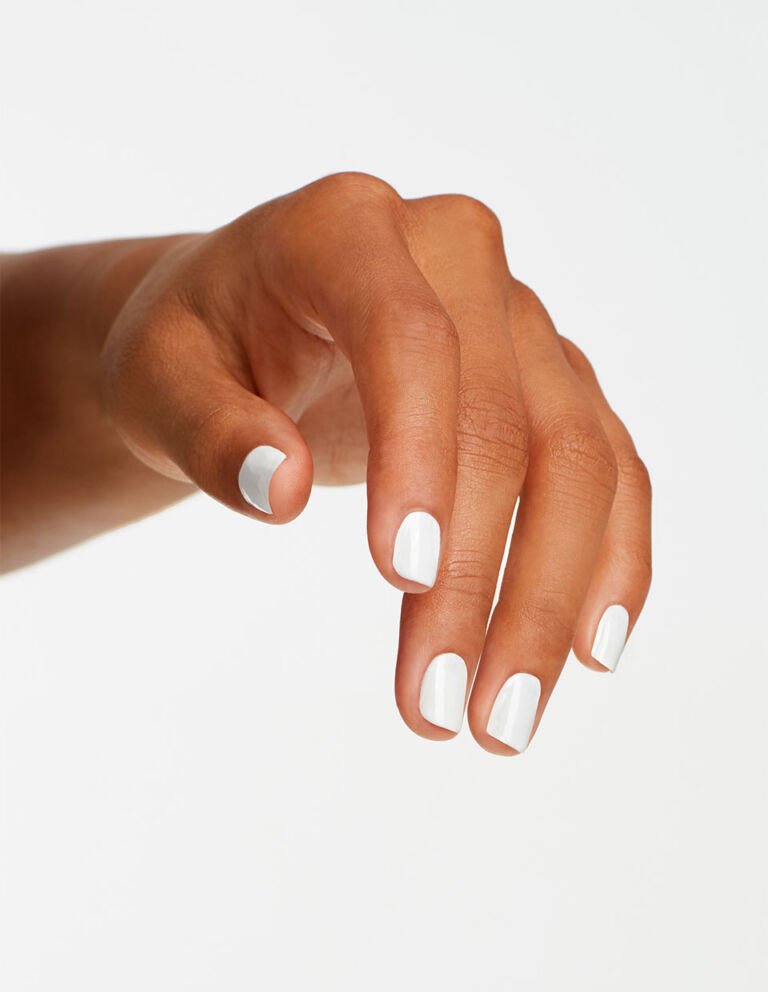 Cum să porți albul pe unghii