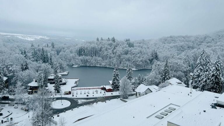 Descoperă beneficiile apei sărate într-un sejur la Sovata Descoperă beneficiile apei sărate într-un sejur la Sovata