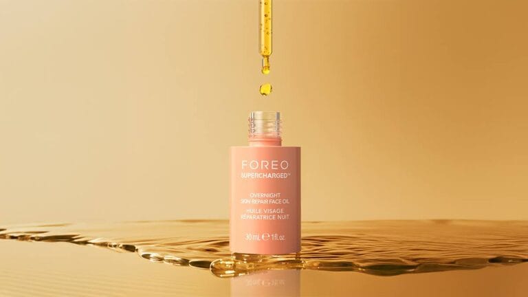Colecția SUPERCHARGED™ by Foreo scoate din pălărie un ulei de întinerire care acționează în timp ce visezi Colecția SUPERCHARGED™ by Foreo scoate din pălărie un ulei de întinerire care acționează în timp ce visezi
