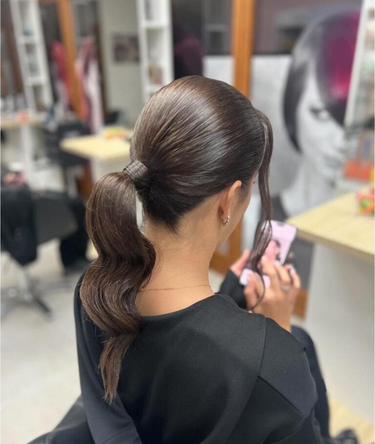 O nouă tendință pentru păr: coada de cal slick back!