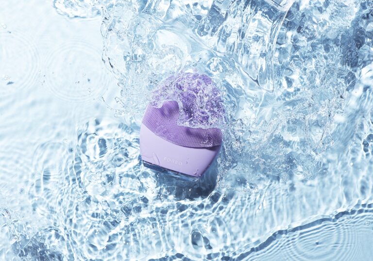 Michelle Monaghan, starul serialului HBO White Lotus, a făcut o “obsesie” pentru LUNA™ 4 de la FOREO