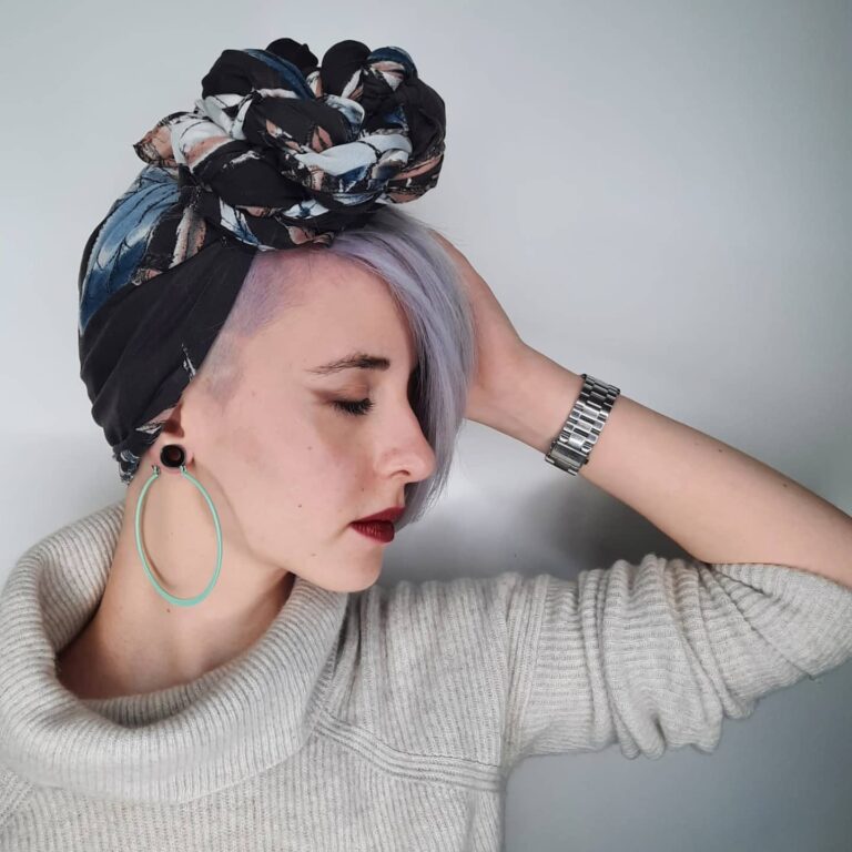 Soare, stil și protecție: coafuri care cuceresc vara