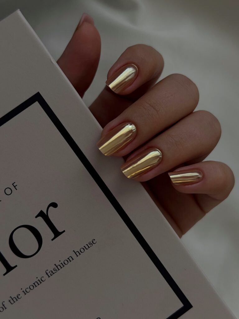 Manichiură de sărbătoare: strălucire care fură privirile Manichiură de sărbătoare: strălucire care fură privirile