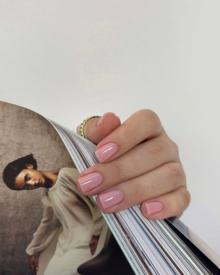 Manichiura primăverii 2026: culorile și modelele care definesc sezonul