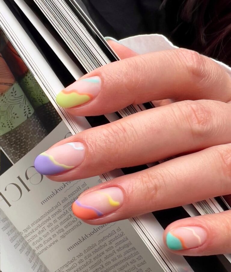 Tendințele de manichiură care definesc sezonul: pasteluri, buline și reflexe holografice