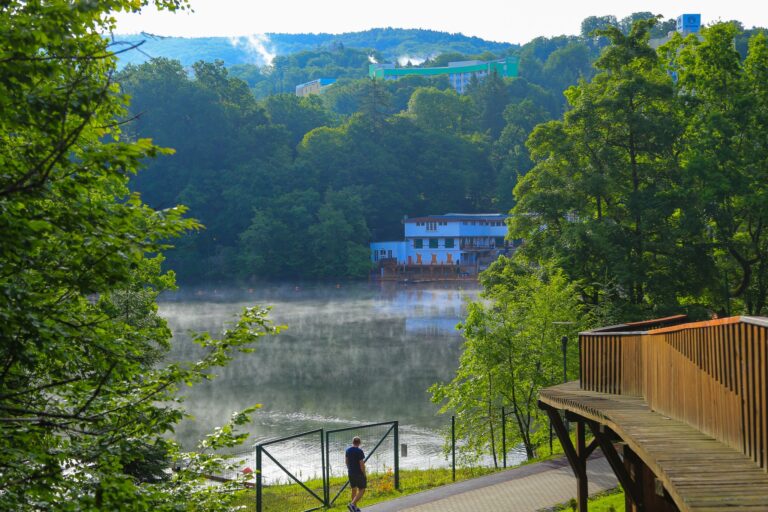 Ce se întâmplă cu pielea când dormim prost — și cum o putem ajuta să își revină?