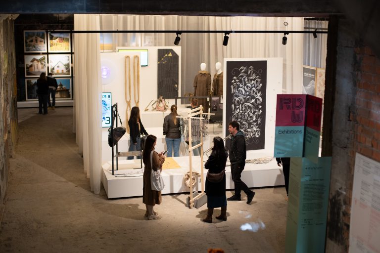 Ce se întâmplă când dai unui telefon o galerie de artă? Vino să afli la CINA, 19 – 20 iunie