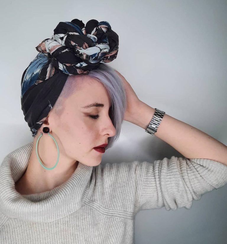 Bandana: accesoriul care schimbă instant orice coafură de vară