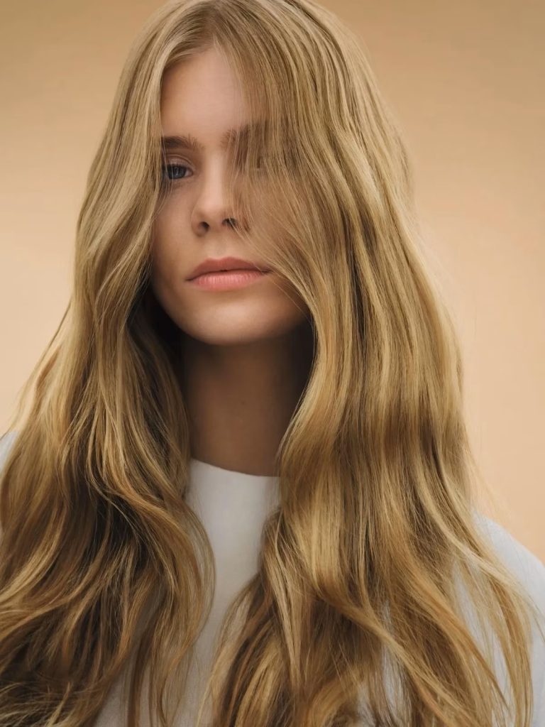 6 seruri anti‑frizz aprobate de hairstyliști pentru un păr neted, disciplinat și strălucitor