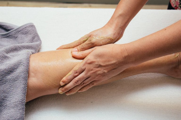 Top 3 masaje de toamnă: ritualuri care încălzesc, repară și echilibrează corpul