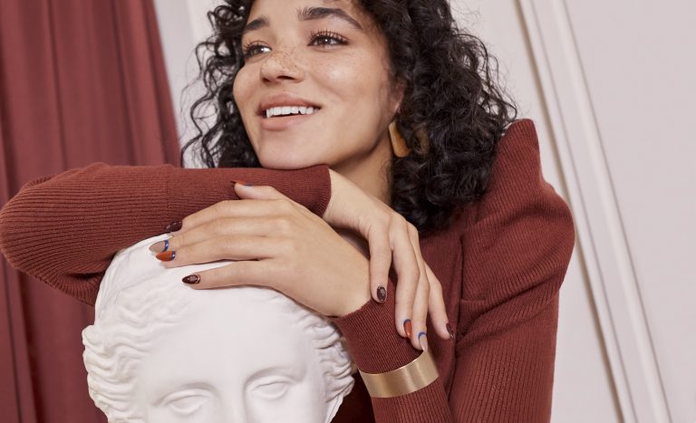 nghiile ciocolatii, vedetele toamnei 2026. Manichiurile elegante care înlocuiesc burgundy-ul